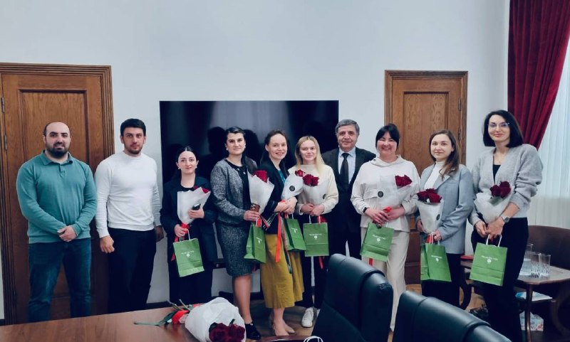 🌹Дорогие женщины — коллеги и партнеры!В этот удивительный весенний день коллектив Центра поздравляет вас с 8 Марта!Мы гордимся тем, что работаем и сотрудничаем с такими яркими, талантливыми и целеуст...